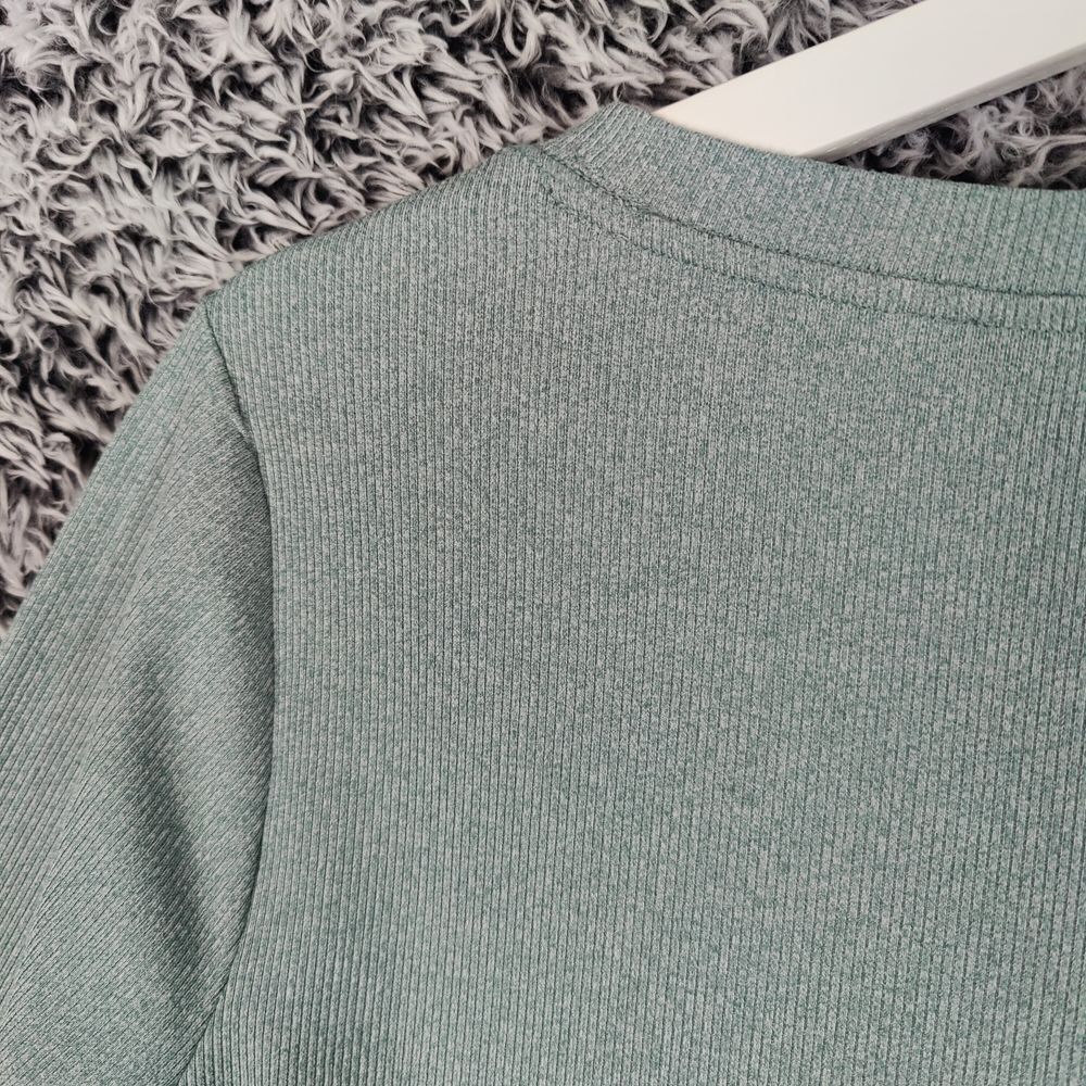 Athleta Green V-Neck ribbed top - Picture 9 of 9